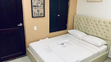 Quarto casal básico, 1 cama Queen | Cofres nos quartos, Wi-Fi de cortesia, roupa de cama