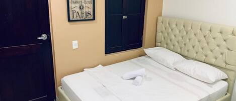 Kamar Double Basic, 1 Tempat Tidur Queen | Brankas, Wi-Fi gratis, dan seprai linen