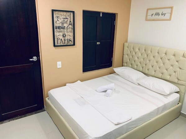 Basic Double Room, 1 Queen Bed | In-room safe, free WiFi, bed sheets - Otro Mundo Hostel (Cartagena)