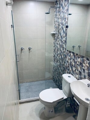 Dusche, Handtücher, Seife, Toilettenpapier