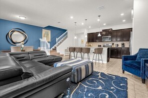 TV - 5 Bedrooms / 4.5 Bathrooms / Solterra (4618 TD) (Davenport)