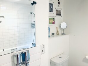 Apartamento, 1 cama de casal, acessível, vista parcial para o lago | Banheiro | Banheira de imersão, produtos de toalete grátis, secador de cabelo 