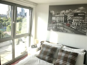 Apartment, 1 Double Bed, Accessible, Partial Lake View | In-room safe, individually decorated, individually furnished - Double Room In London Shared Penthouse (London)