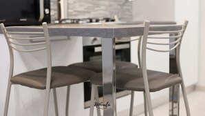 Una cocina moderna con una mesa y sillas.