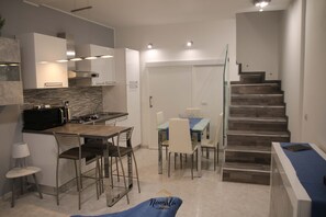 Fridge, microwave, oven, stovetop - Nonnalù Holiday Home - Detached house in the heart of the historic center (Chiaramonte Gulfi)