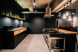 冰箱、公用微波炉、电热水壶