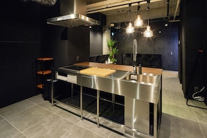 Fridge, microwave, electric kettle - ZONK HOTEL NAKASU-DEAIBASHI (Fukuoka)