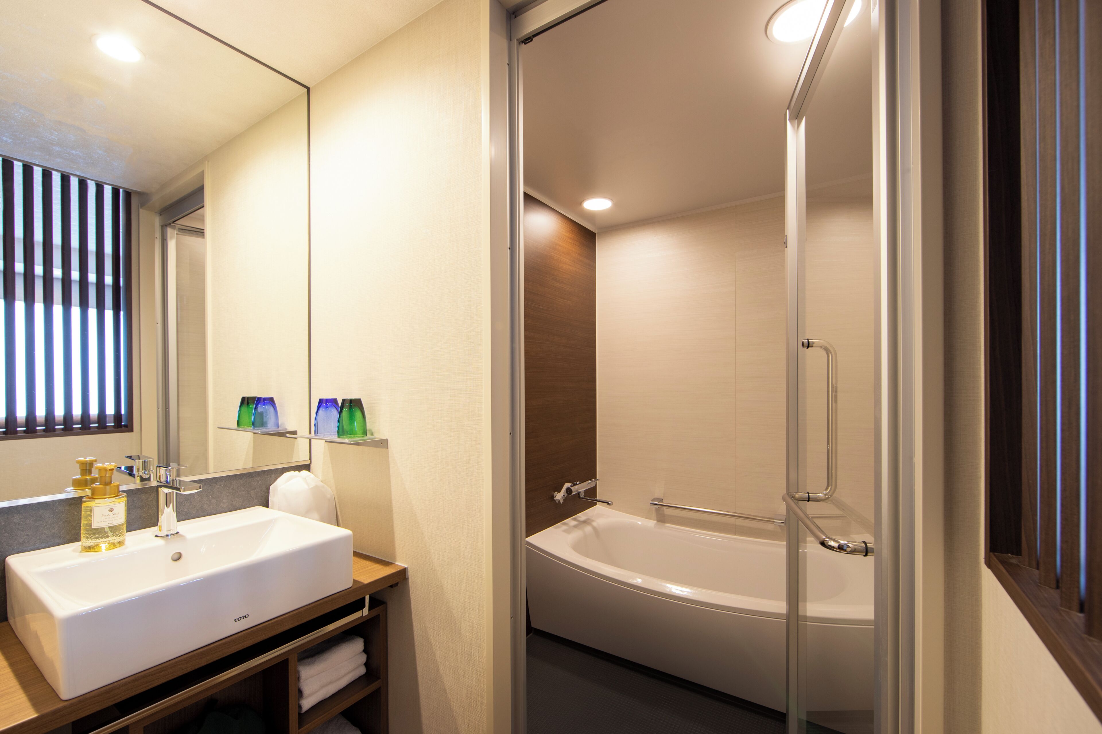 Un baño con lavabo, espejo y bañera.