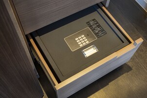 Cajón con cerradura incorporada y lector de tarjetas, probablemente para almacenamiento seguro.