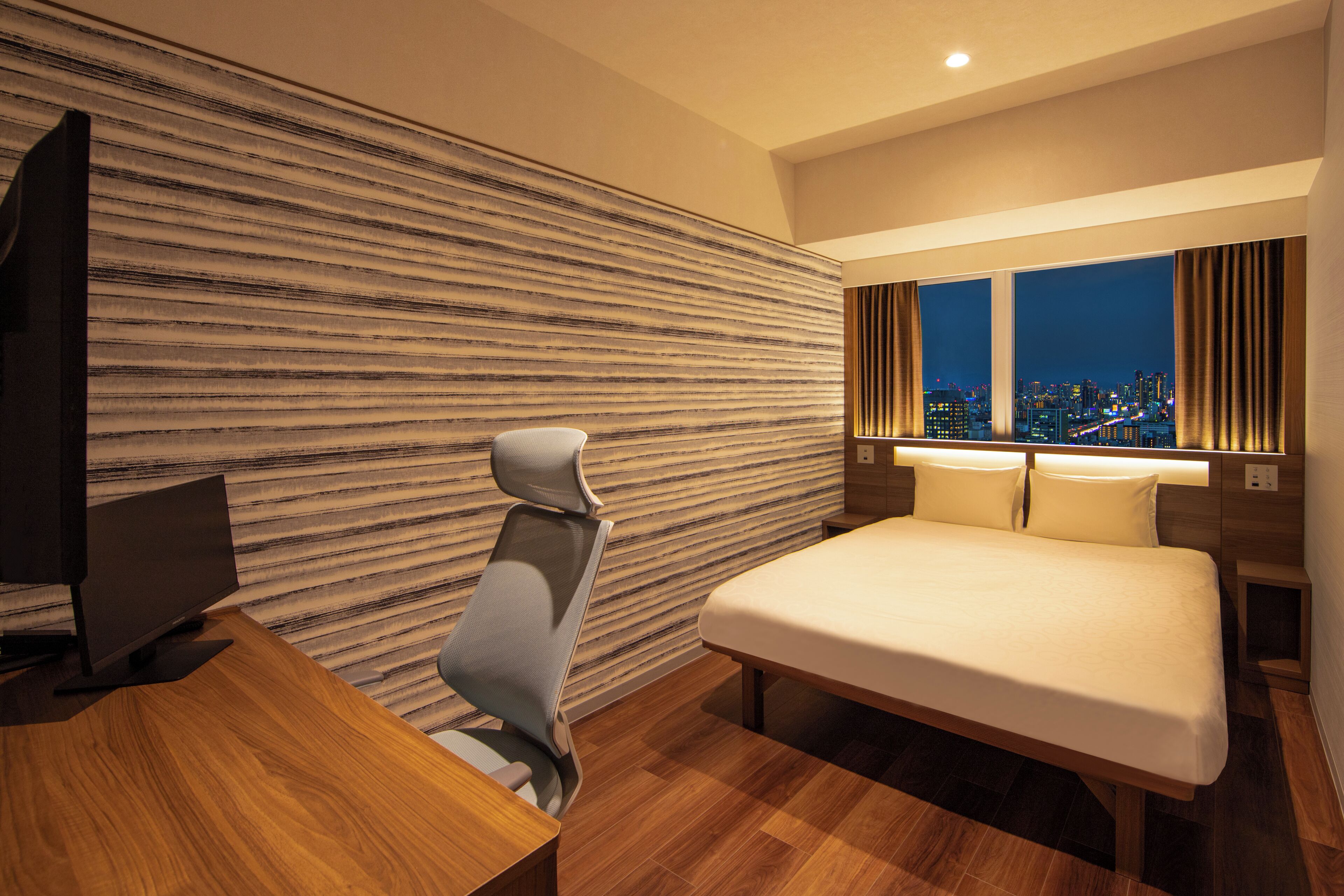 High Floor Superior Double | Blackout curtains, free WiFi, bed sheets, wheelchair access