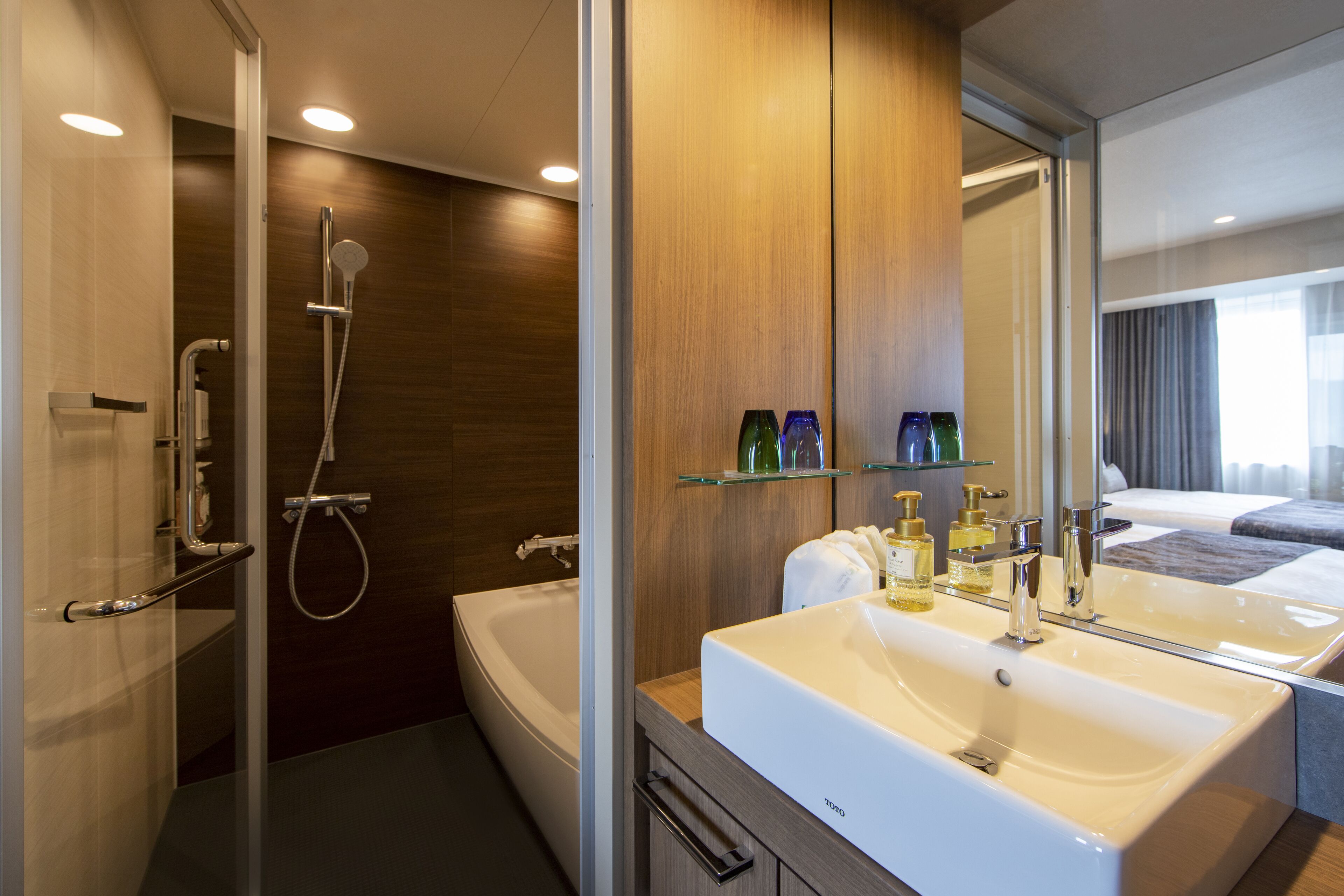 high floor premier twin | bathroom | free toiletries, hair dryer, slippers, electronic bidet