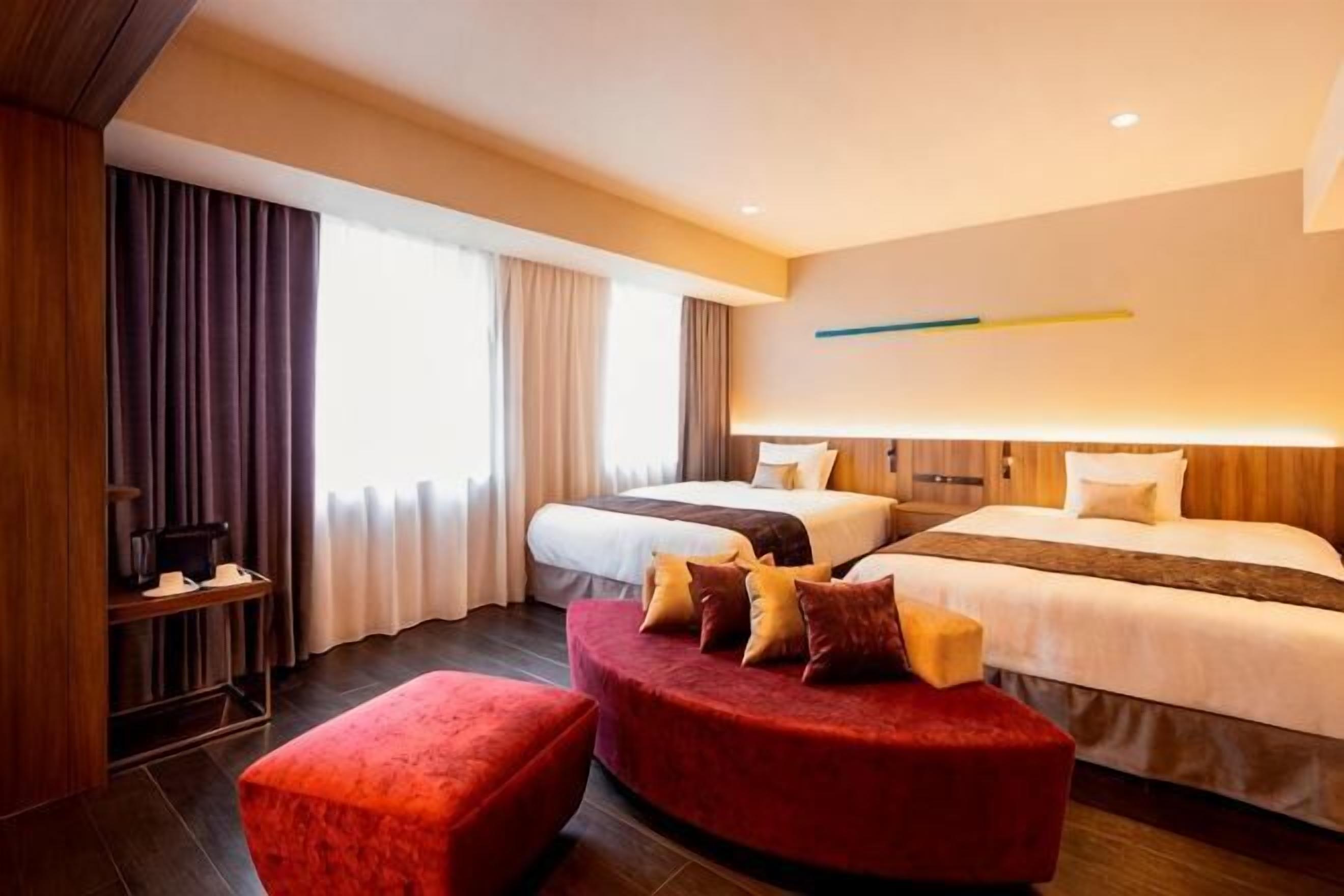 Cortinas opacas, wifi gratis, ropa de cama