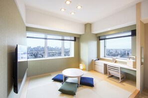 頂級客房 (with Tatami Area, High Floor) | 起居區 | 平面電視