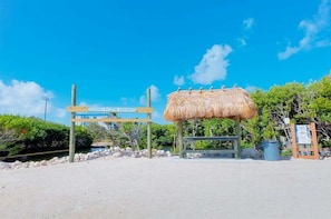 Perto da praia, espreguiçadeiras, toalhas de praia 