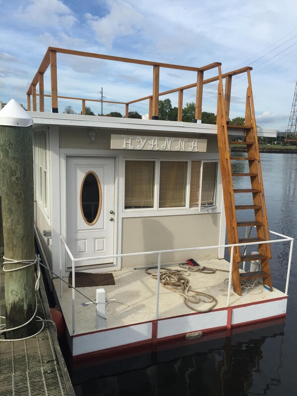 Houseboat Hyanna Floating Tiny House Downtown Providence