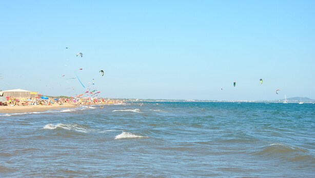 A beach with a sandy shore, ocean waves, and multiple kites flying in the sky. - Delightful family friendly villa with new private & heated pool   (Cébazan)