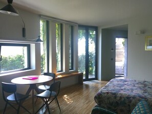 1 bedroom, iron/ironing board, free WiFi, bed sheets - Lakeviewcabin - Studio With Lake View (Como)