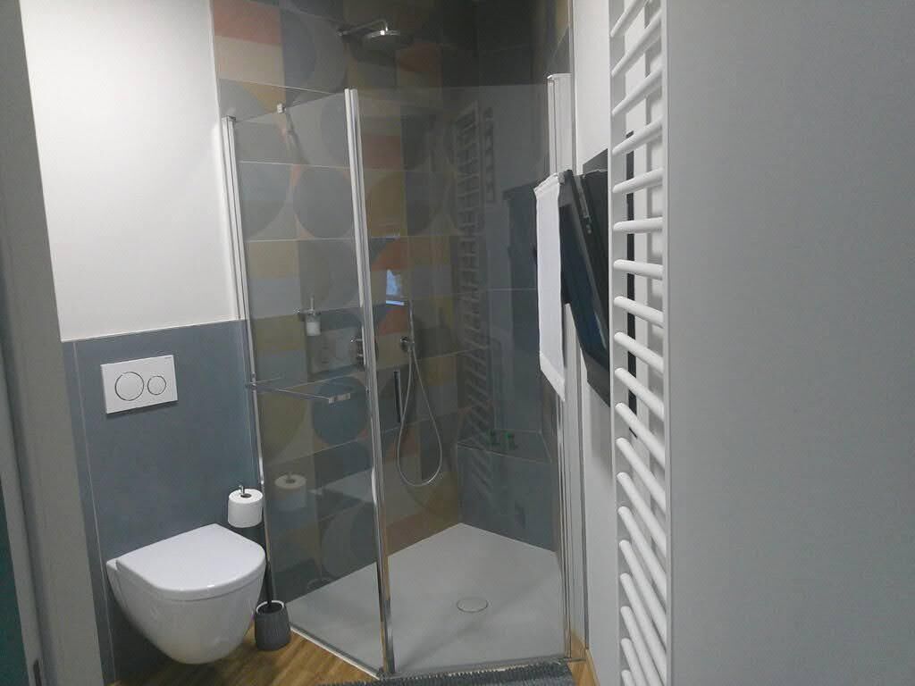 Regadera, toallas, jabón, shampoo 