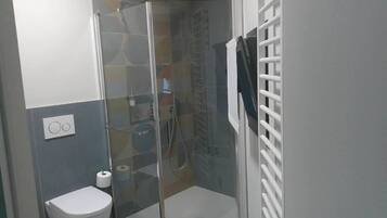 Regadera, toallas, jabón, shampoo