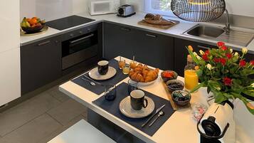 Een koelkast, een microgolfoven, een oven, een kookplaat