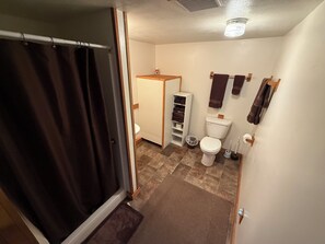 Dusche, Handtücher, Toilettenpapier
