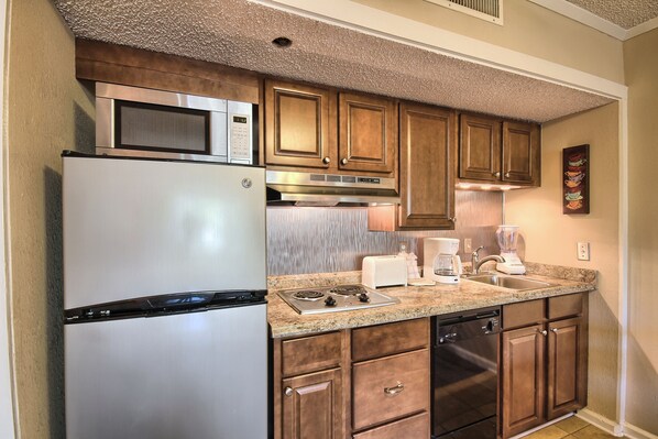 Køleskab, mikrobølgeovn, kogeplade, opvaskemaskine