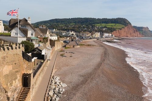 A beautiful converted 400-year-old threshing barn. Pet-friendly.