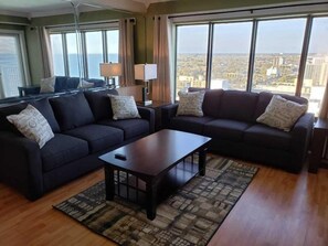 Basic Apartment | Living area