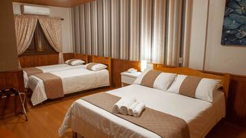 Quarto quádruplo standard | Frigobar, Wi-Fi de cortesia, roupa de cama