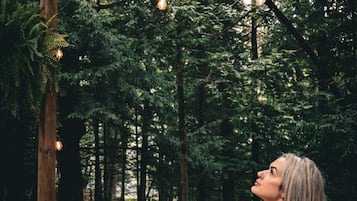 Banyera d'hidromassatge a l'aire lliure