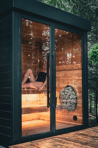 Aux Box Muskoka- Modern bunkie with Hot Tub