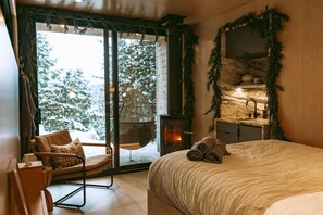 Een bureau, gratis wifi, beddengoed