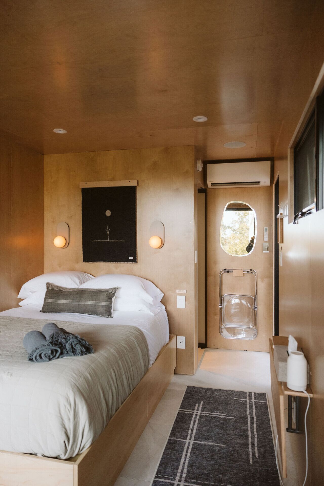 办公桌、免费 WiFi、床单