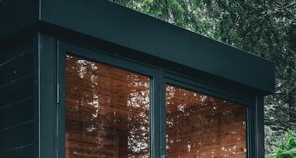 Aux Box Muskoka- Modern bunkie with Hot Tub