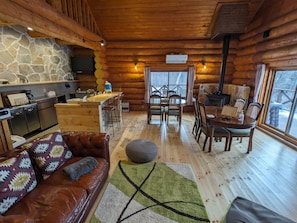 50-inch flat-screen TV with digital channels, fireplace - Log cabin rental & Finland Sauna Step House (Yamanakako)