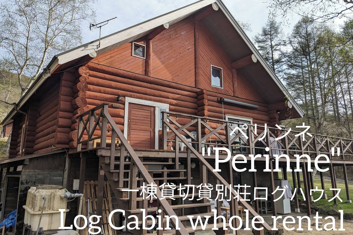 Una cabaña de madera con fachada de madera, una puerta principal y un ventanal pequeño.