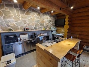 Frigorífico, microondas, horno y placa de cocina