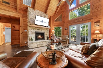 Genuine Log Cabin-Near Big Cedar! Private Hot Tub & Grill! Spacious Deck & Car Charger