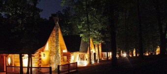 Real Cabin, Vaulted Ceilings, $400 of Daily Tickets, Hot Tub, Near Big Cedar