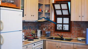 Een koelkast, een magnetron, een oven, een kookplaat