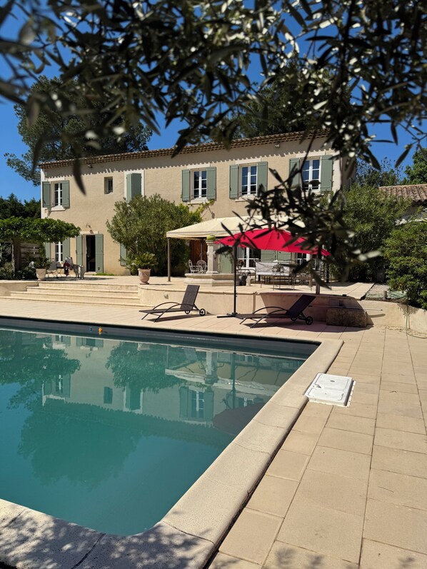 A swimming pool with lounge chairs and a covered seating area. - Appel du Luberon The trailer (Merindol)