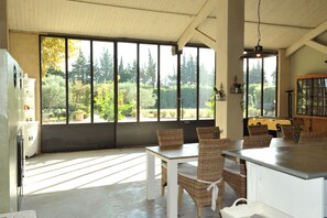 Dining - CHARMING GUEST HOUSES IN PROVENCE IN THE HEART OF THE VINES (Sarrians)