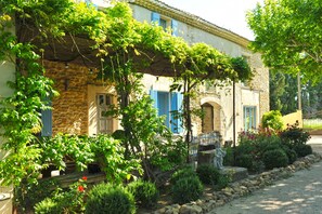 Exterior - CHARMING GUEST HOUSES IN PROVENCE IN THE HEART OF THE VINES (Sarrians)