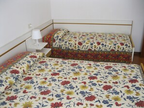 2 Schlafzimmer, Bügeleisen/Bügelbrett