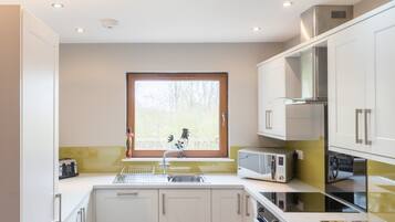 Cabin, Multiple Beds | Private kitchen | Fridge, microwave, oven, stovetop