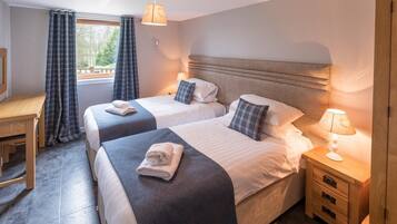 Cabin, Multiple Beds | 4 bedrooms, iron/ironing board, free WiFi, bed sheets
