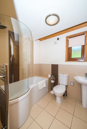 Cabin, Multiple Beds | Bathroom | Combined shower/bathtub, deep-soaking bathtub, hair dryer, towels - Douglas Fir Lodge With Hot Tub Near Cupar, Fife (Cupar)