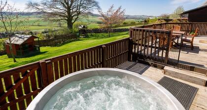 Douglas Fir Lodge With Hot Tub Near Cupar, Fife