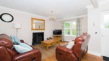 Casa de campo, 1 cama King | Área de estar | TV, DVD player