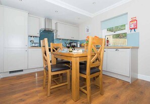 Cottage, 1 King Bed | Private kitchen | Fridge, microwave, oven, stovetop